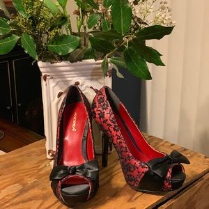 New red and black lace heels 👠!